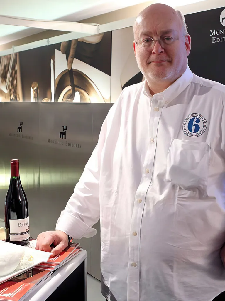 Foto di Bob Noto in cucina con casacca da chef