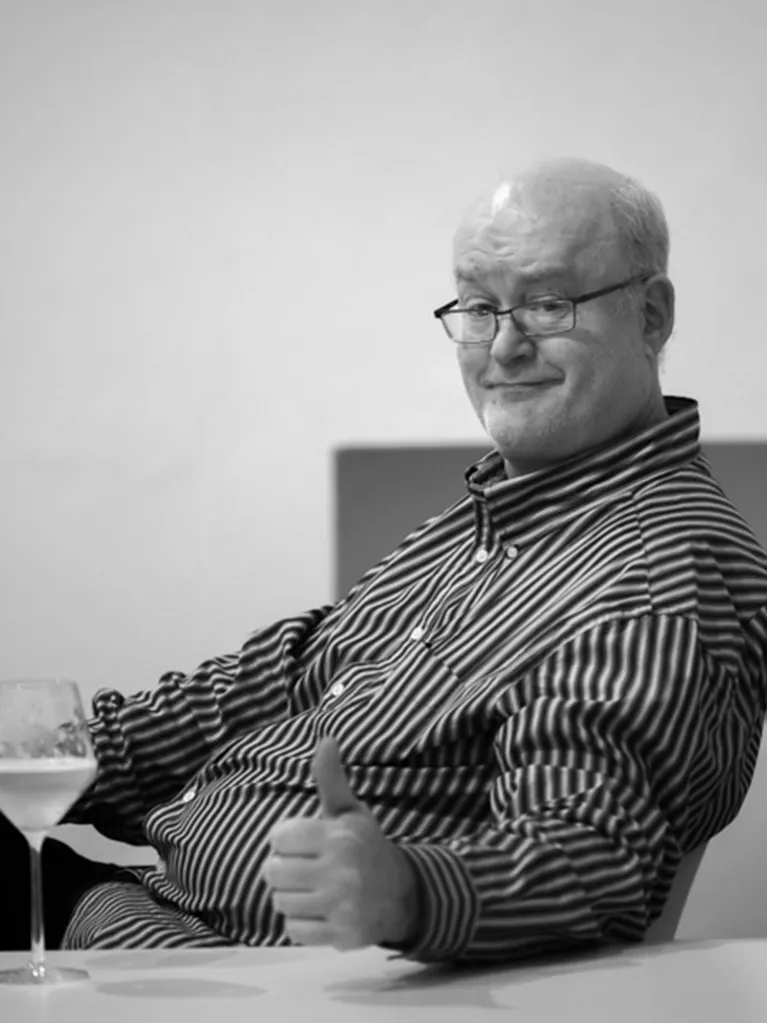 Bob Noto in posa con il pollice in su