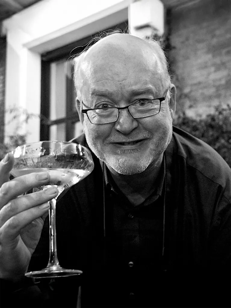 Foto di Bob Noto che accenna un brindisi